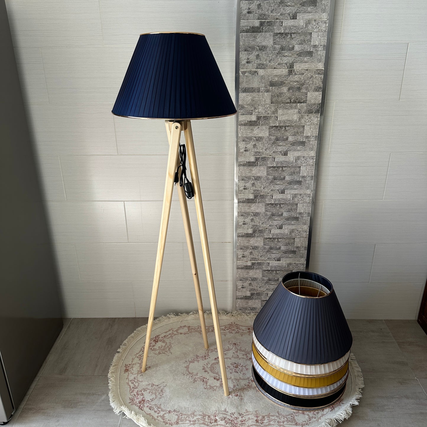 Lampadaire en bois rouge