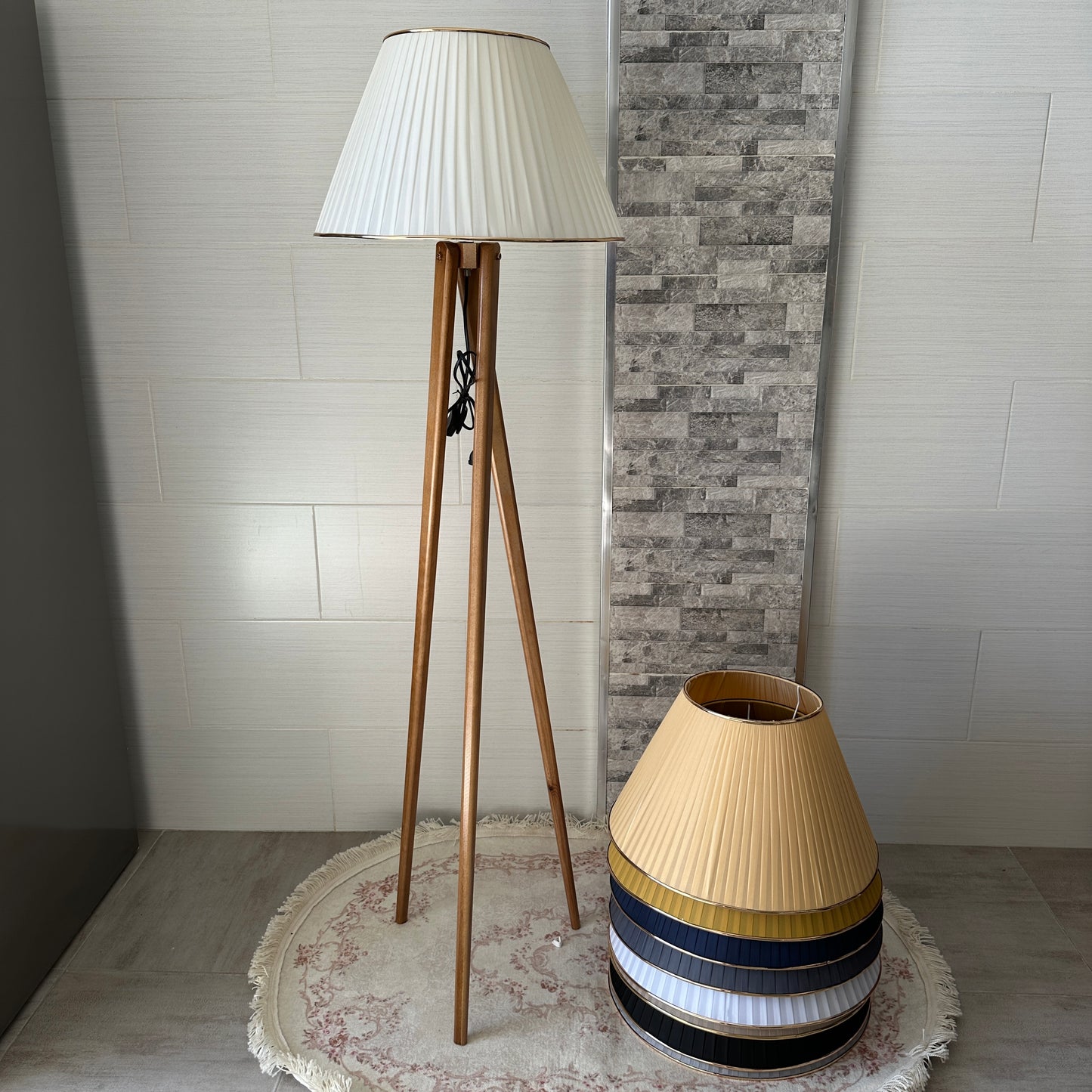 Lampadaire en bois rouge