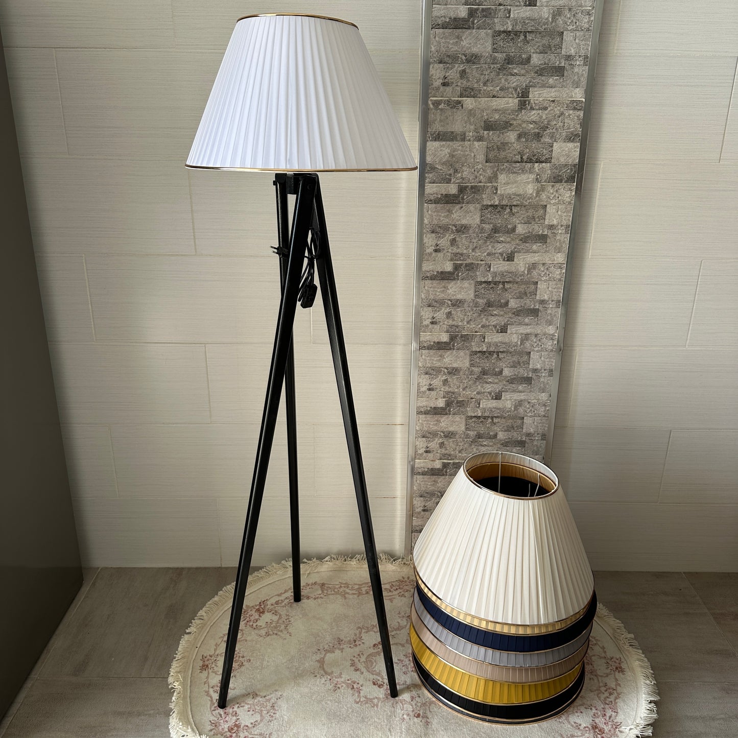 Lampadaire en bois rouge