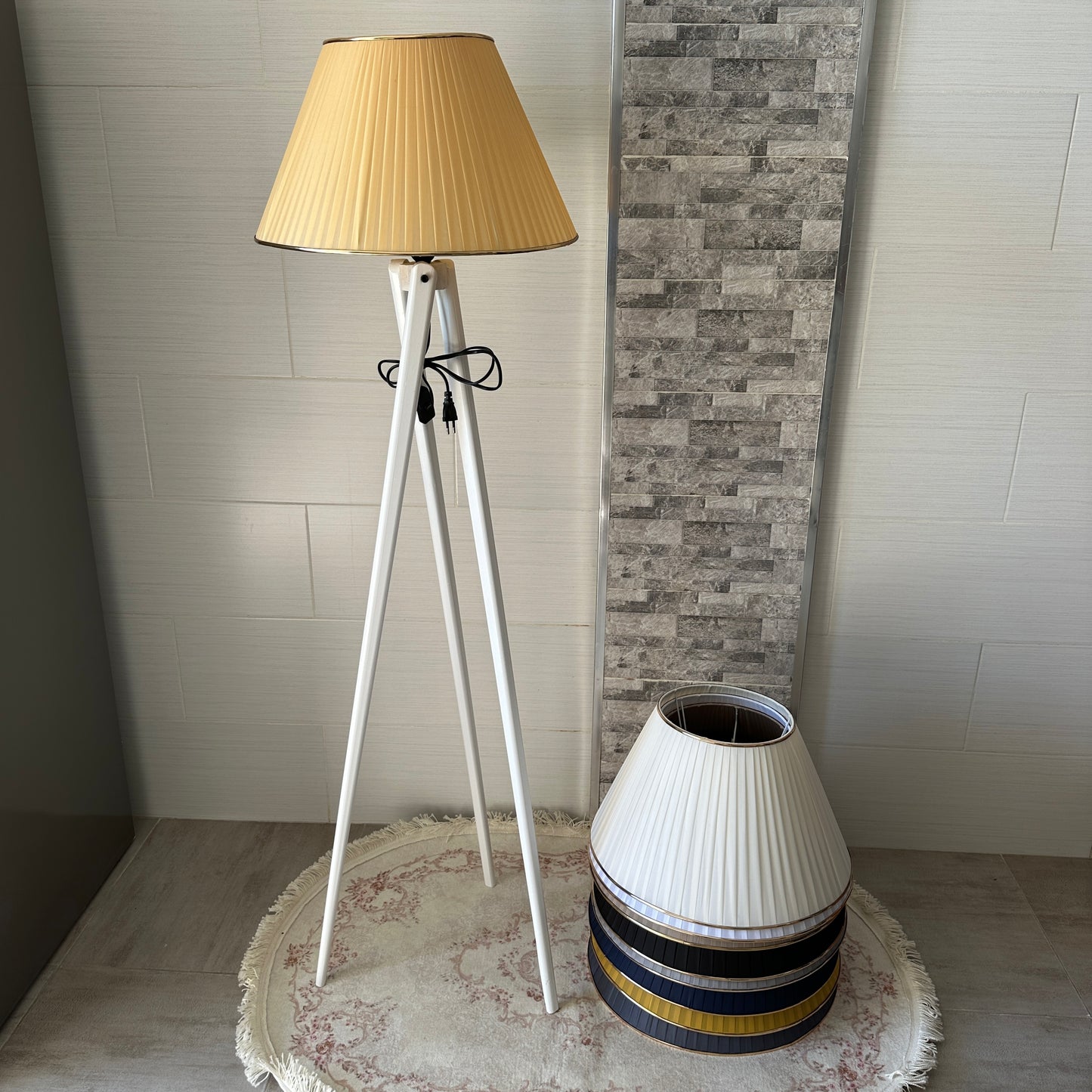 Lampadaire en bois rouge