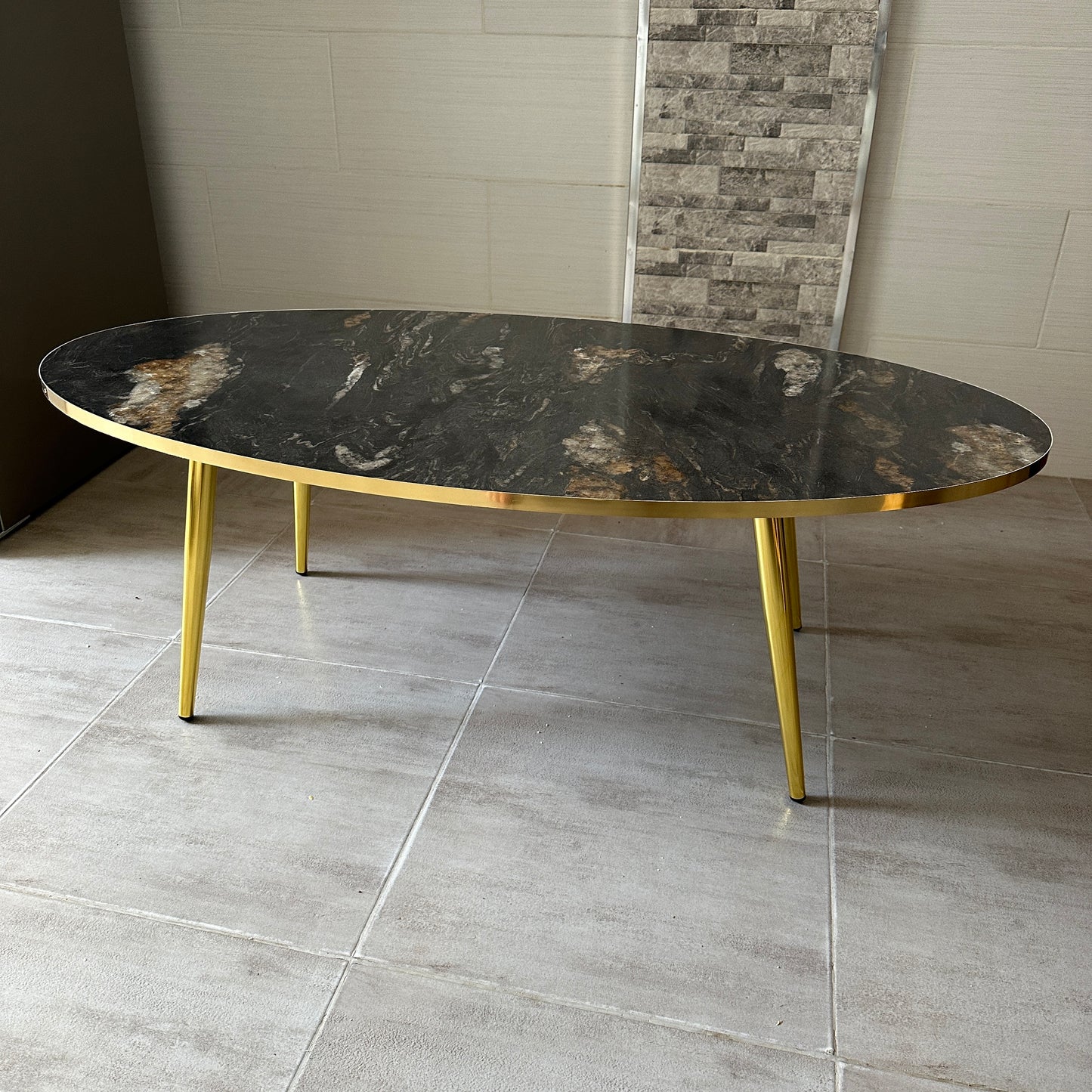 طاولة قهوة رخامية بيضاوية