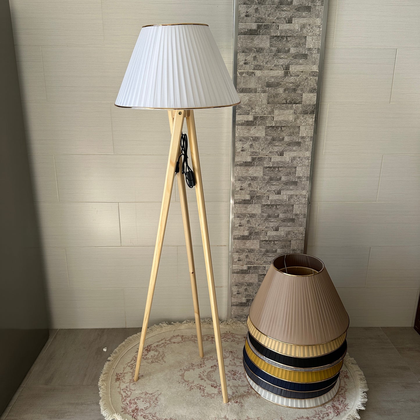 Lampadaire en bois rouge