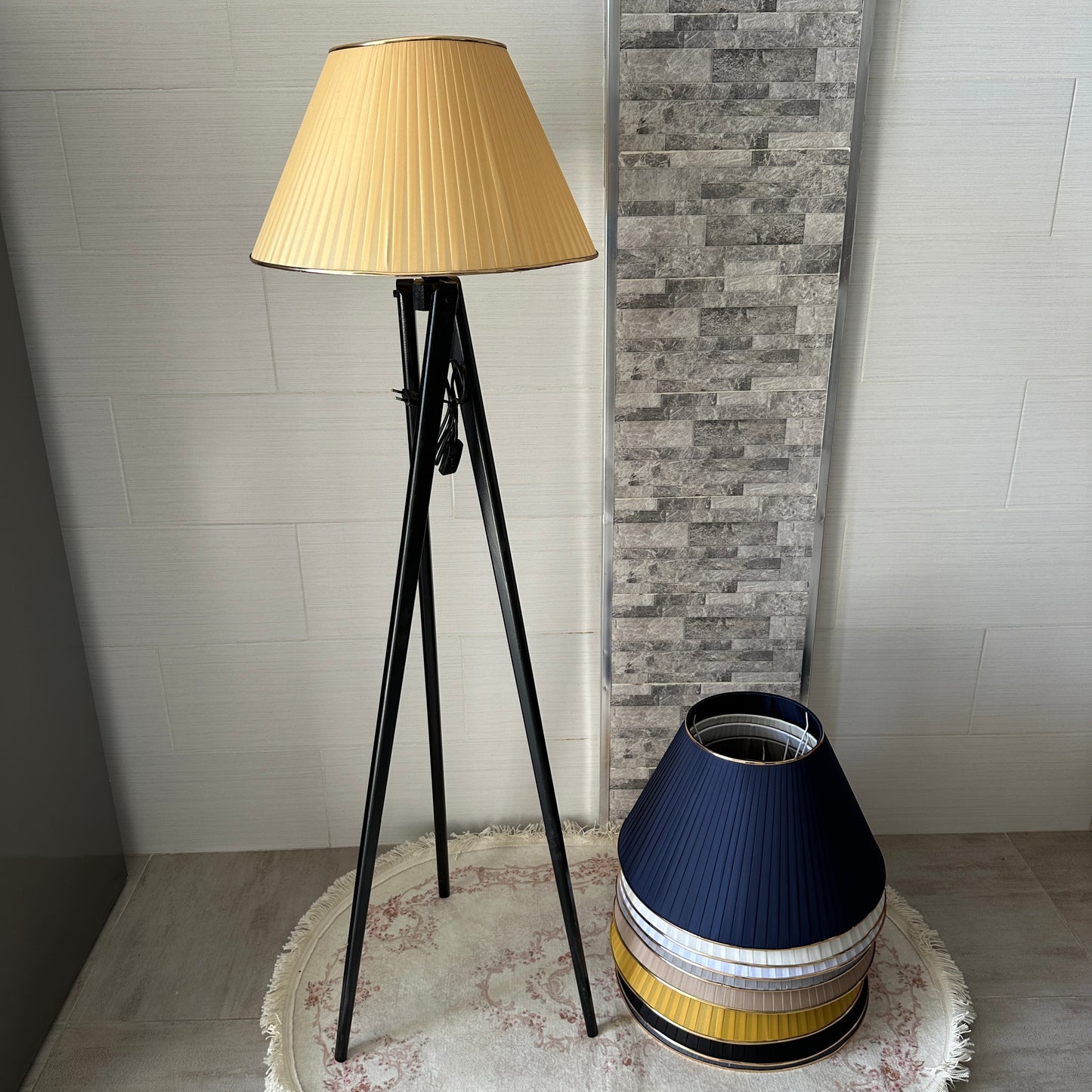 Lampadaire en bois rouge