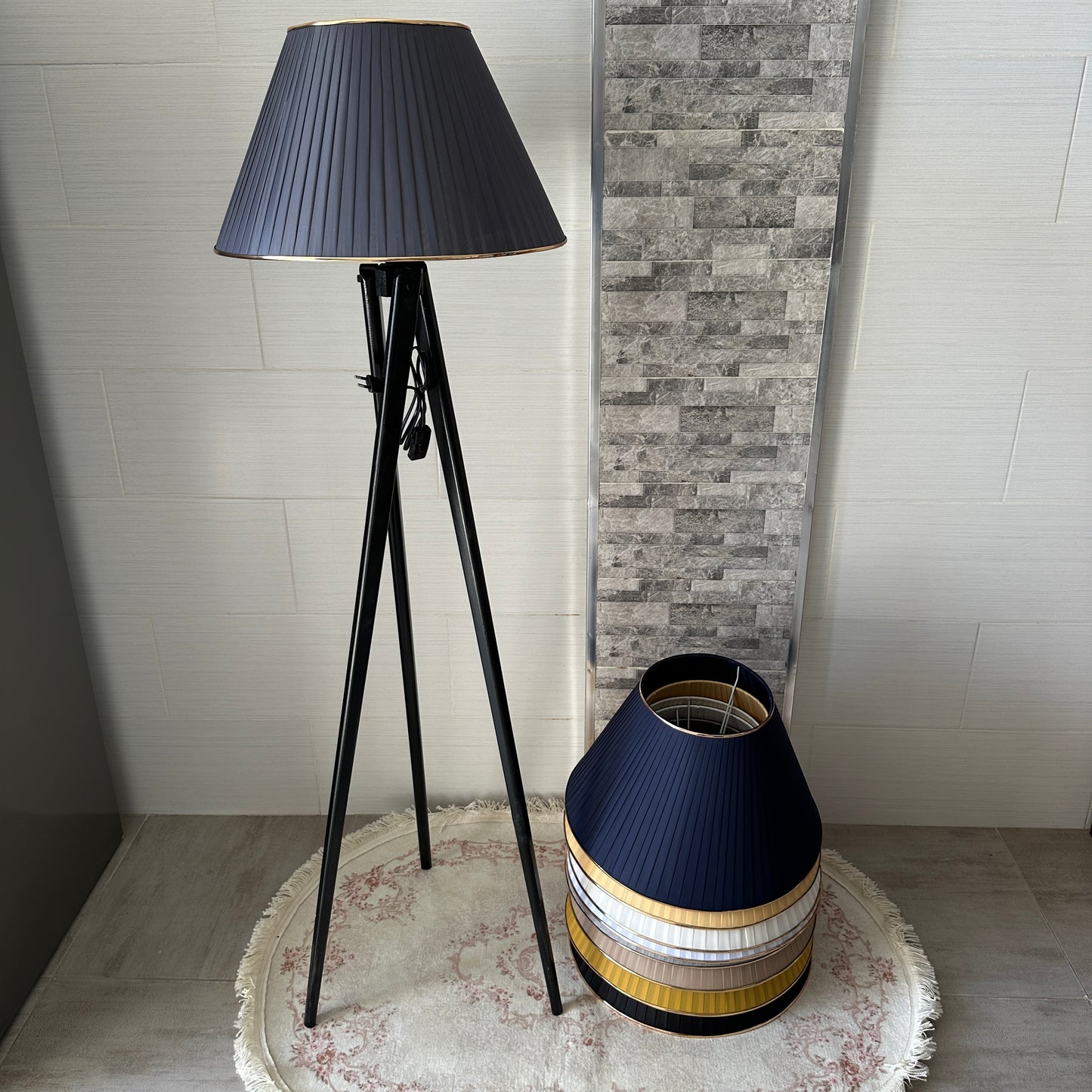 Lampadaire en bois rouge