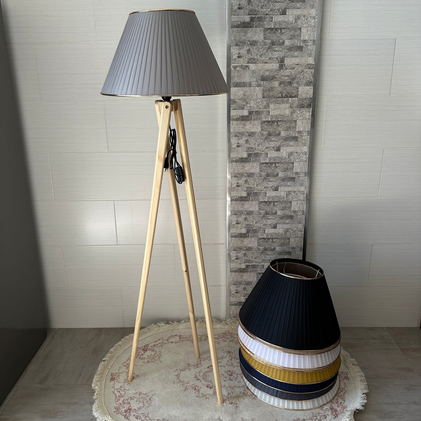 Lampadaire en bois rouge