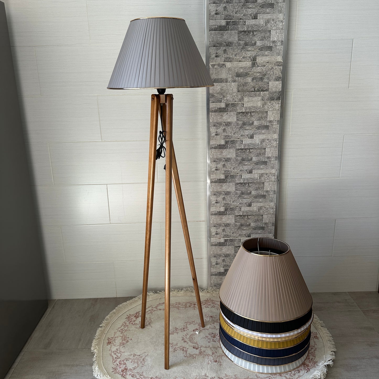 Lampadaire en bois rouge