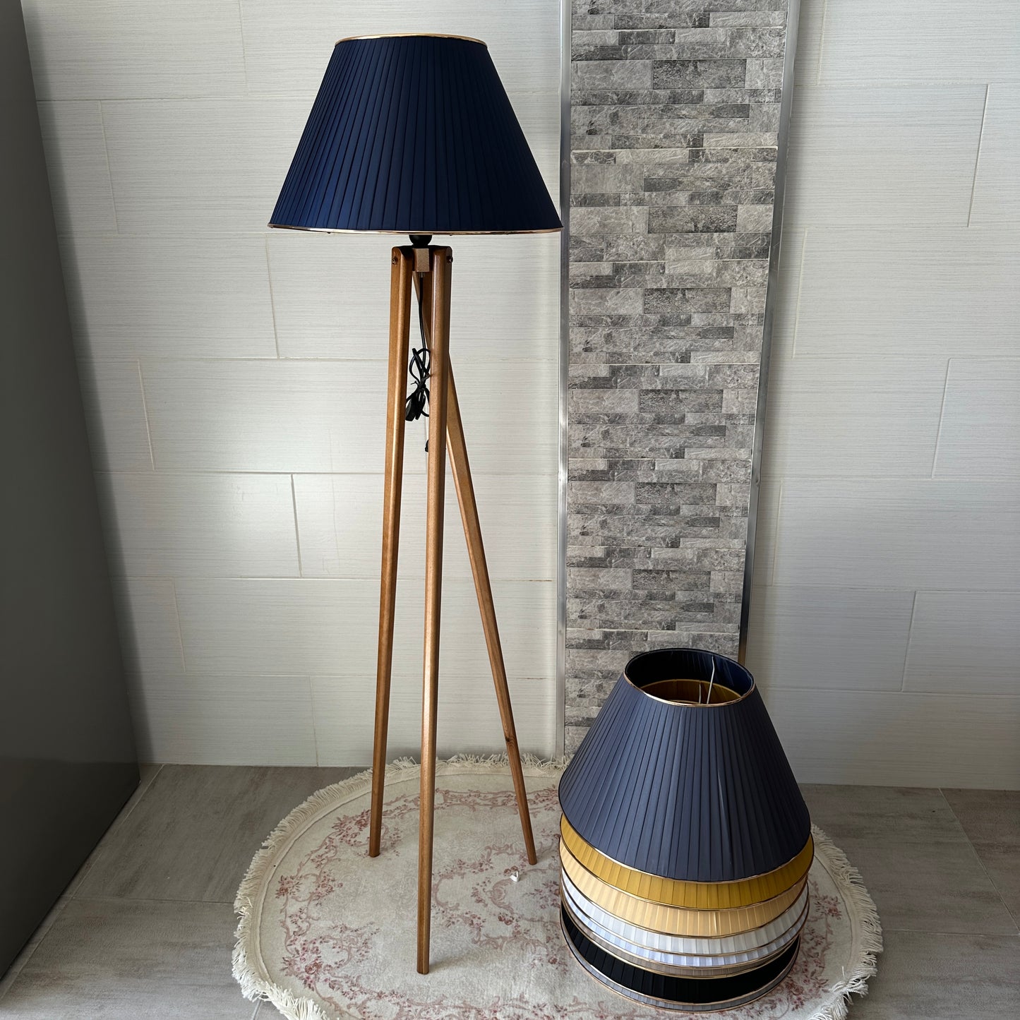 Lampadaire en bois rouge