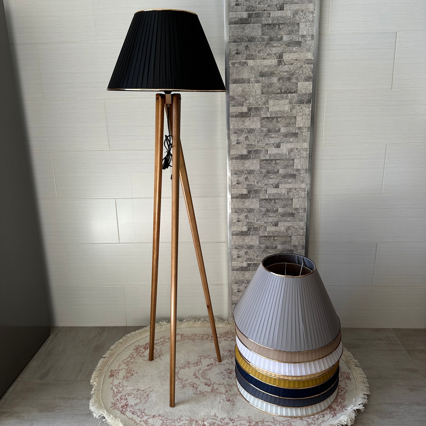 Lampadaire en bois rouge