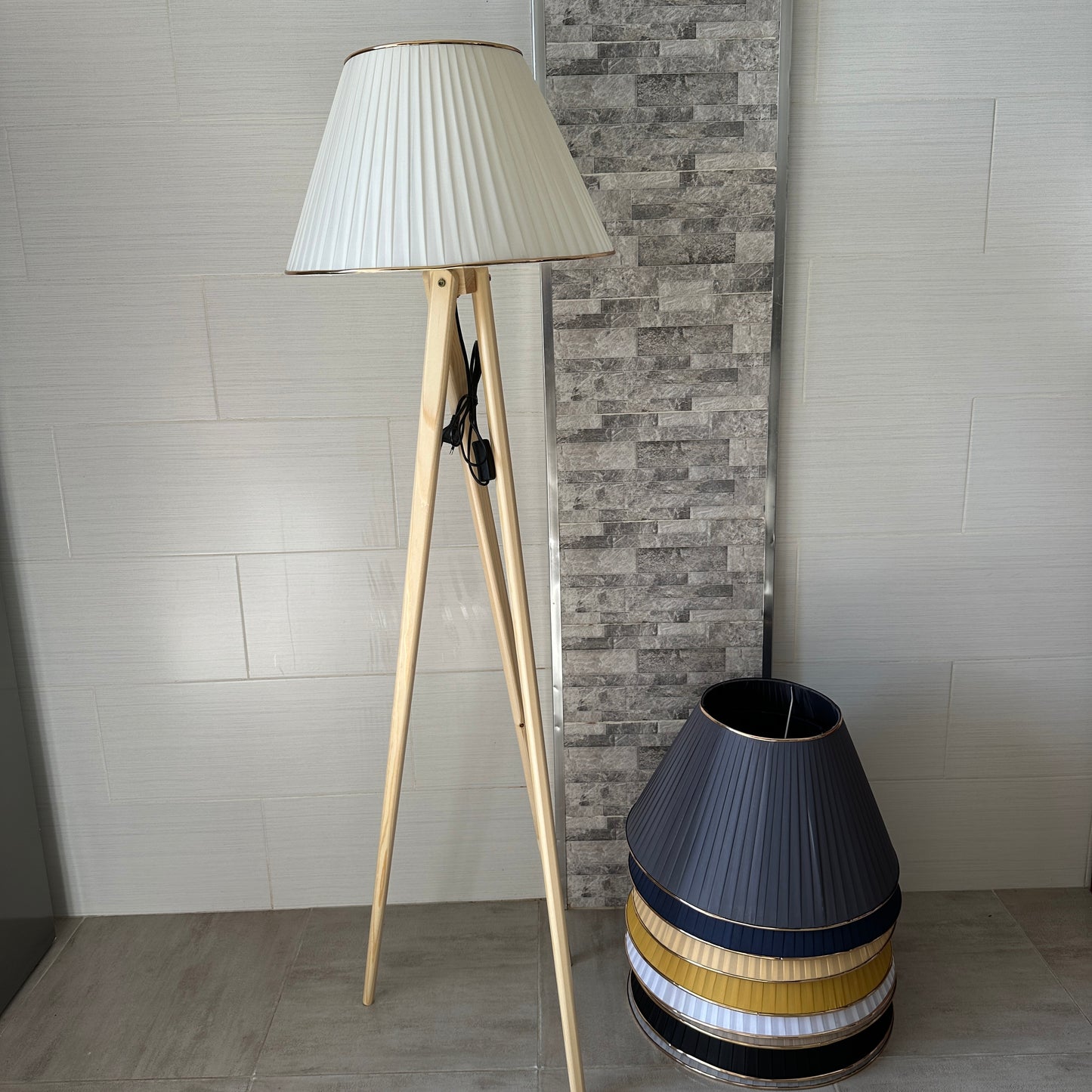 Lampadaire en bois rouge