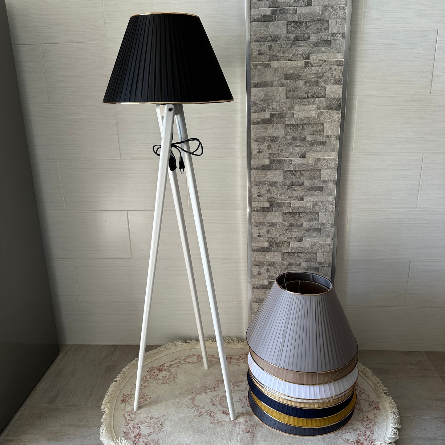 Lampadaire en bois rouge