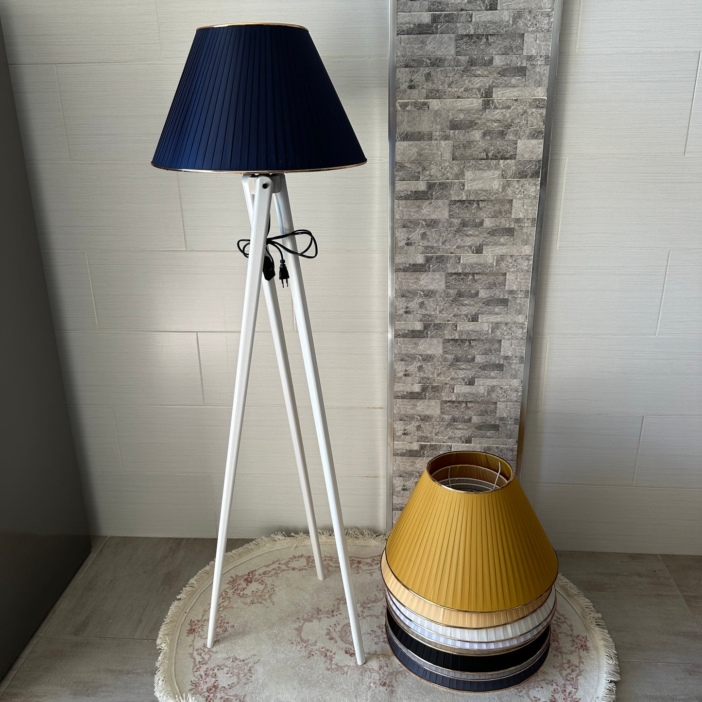 Lampadaire en bois rouge