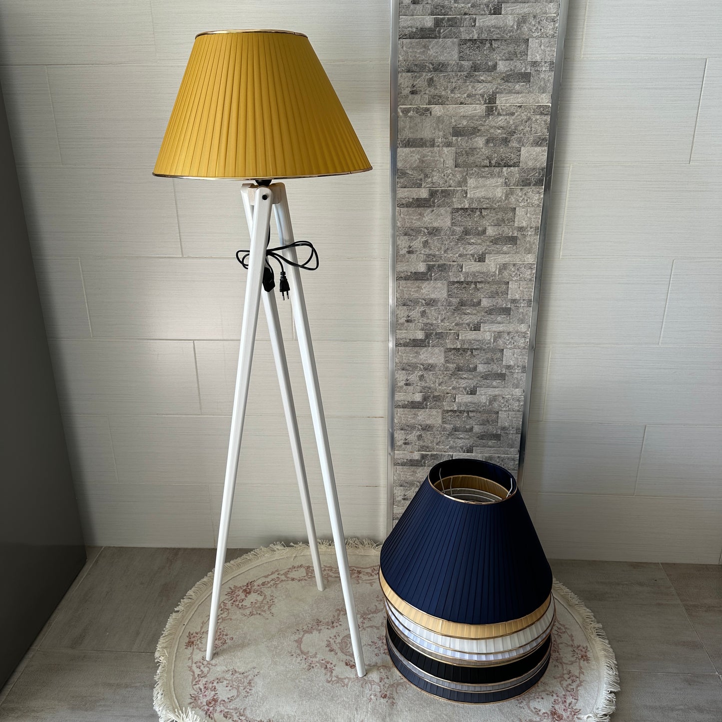 Lampadaire en bois rouge