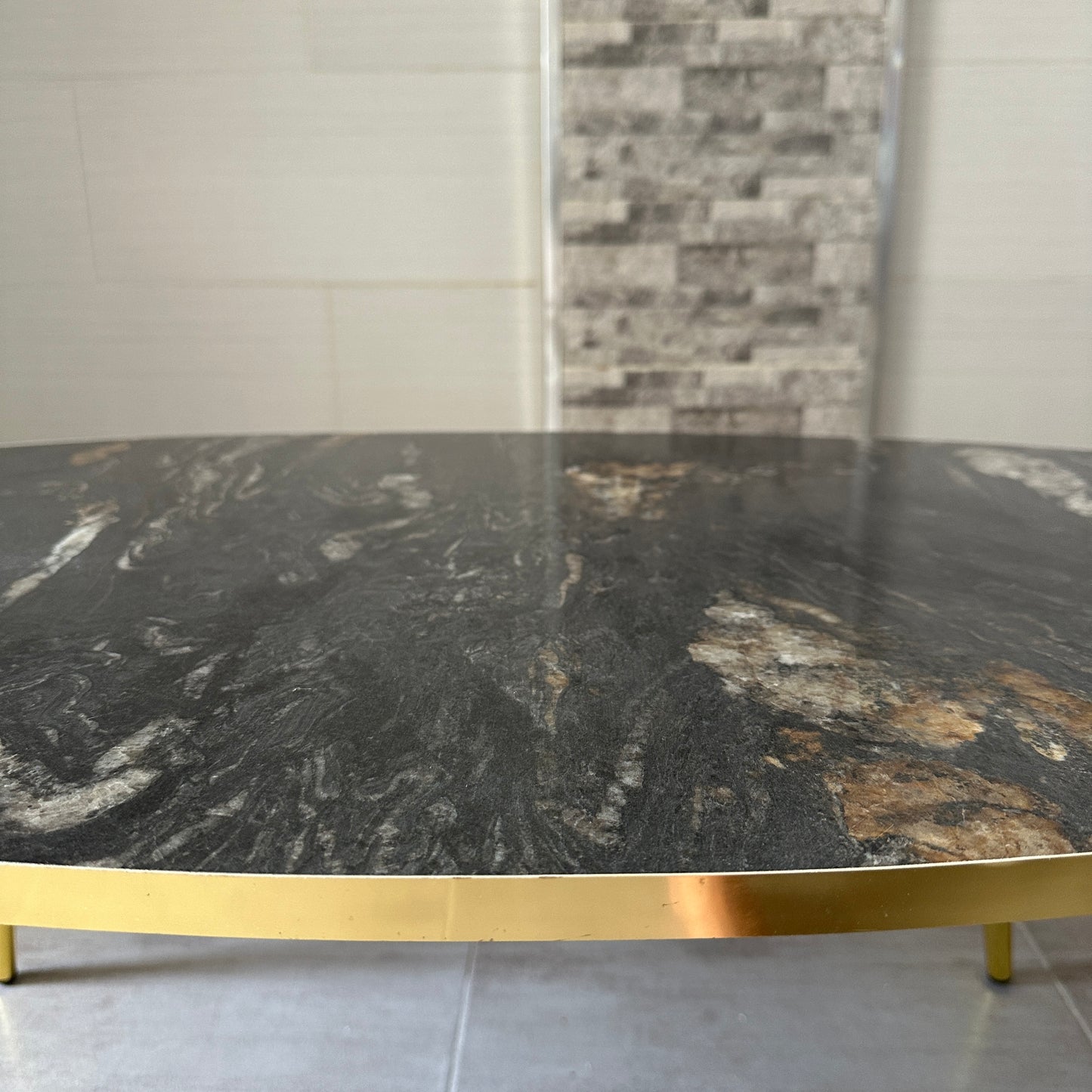 طاولة قهوة رخامية بيضاوية