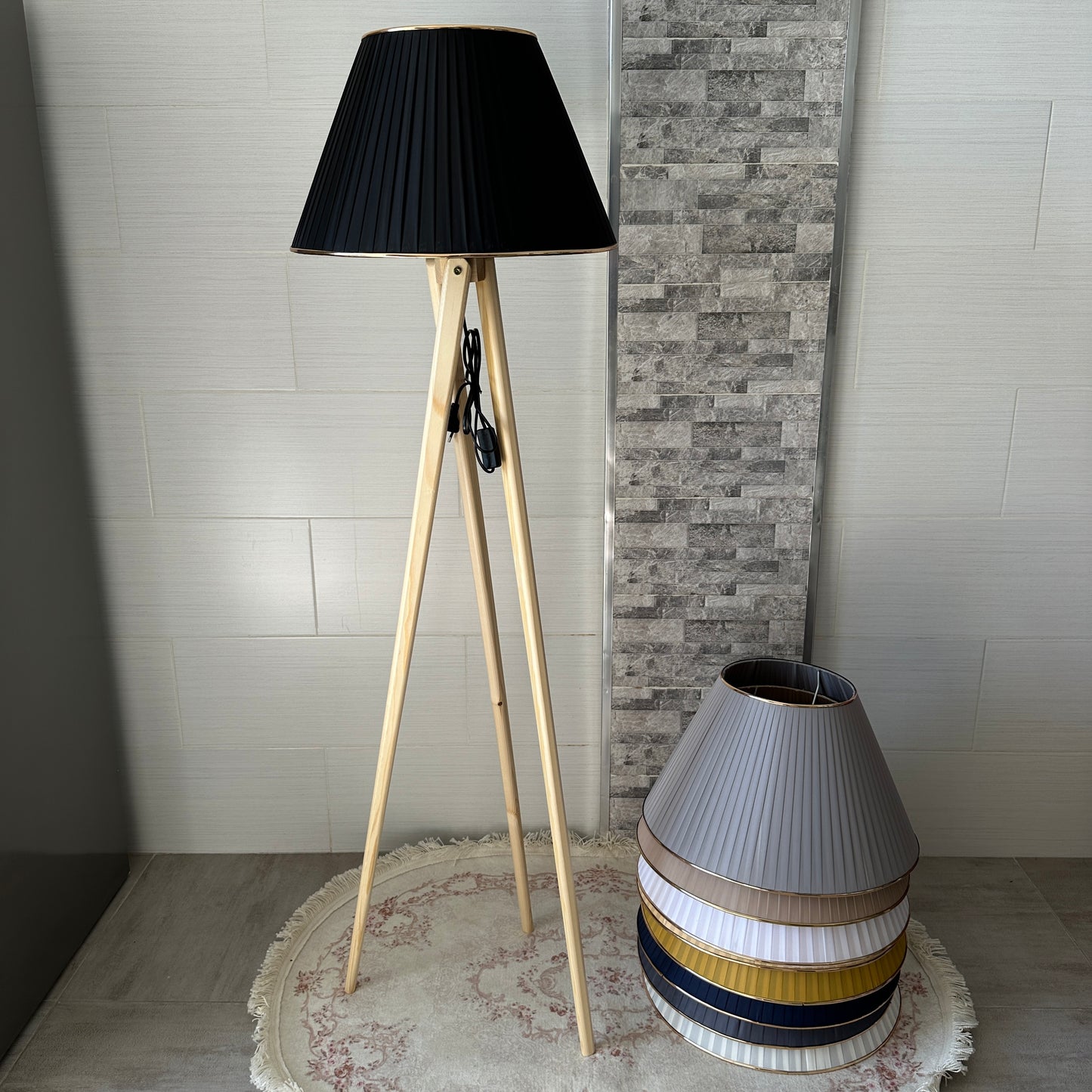 Lampadaire en bois rouge