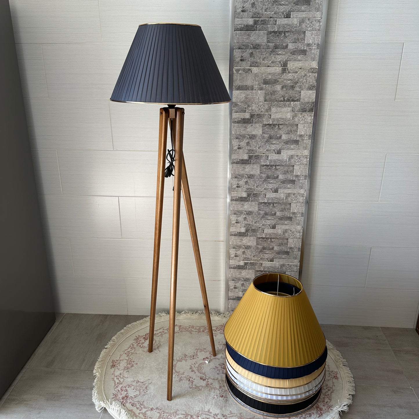 Lampadaire en bois rouge