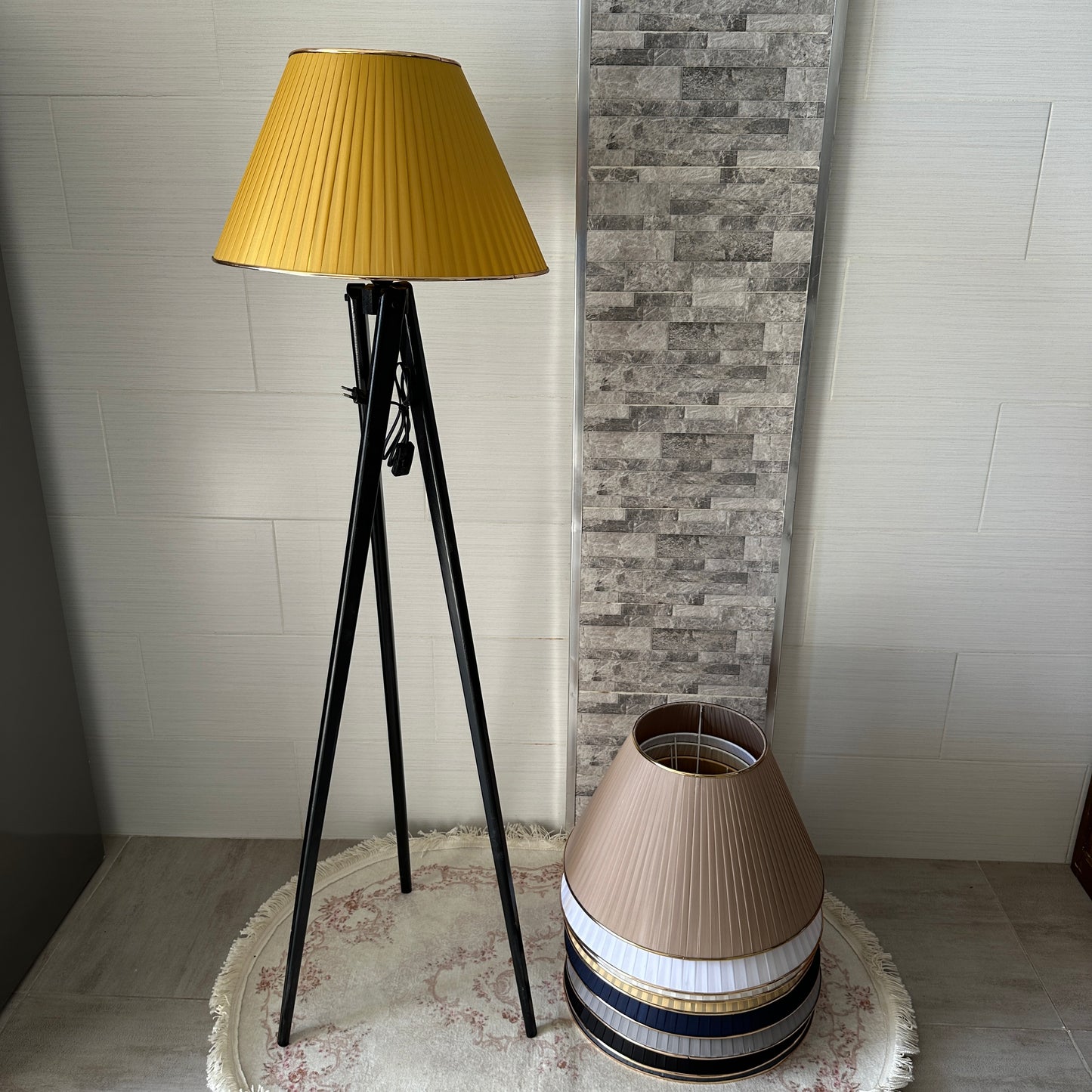 Lampadaire en bois rouge