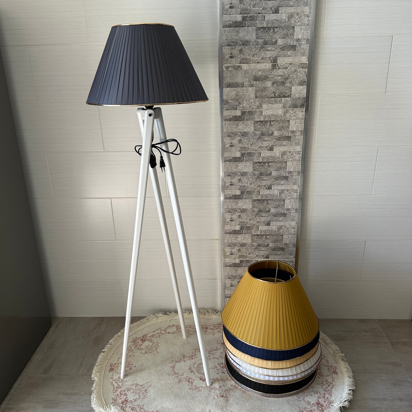 Lampadaire en bois rouge