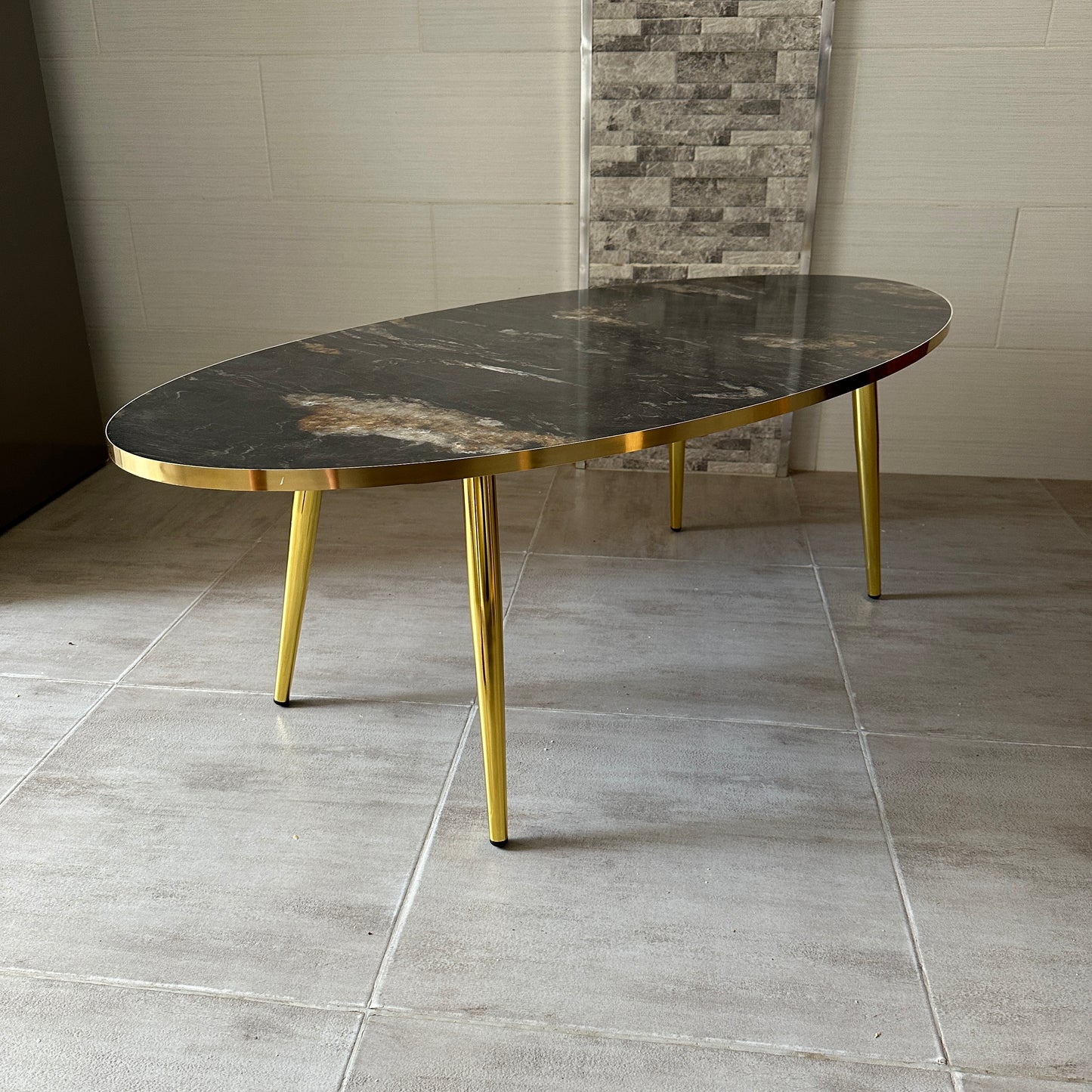 طاولة قهوة رخامية بيضاوية