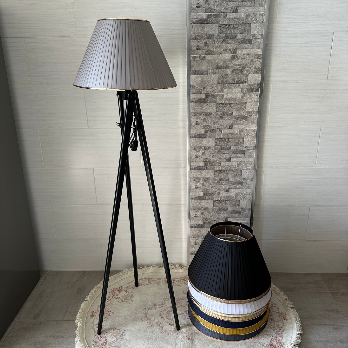 Lampadaire en bois rouge