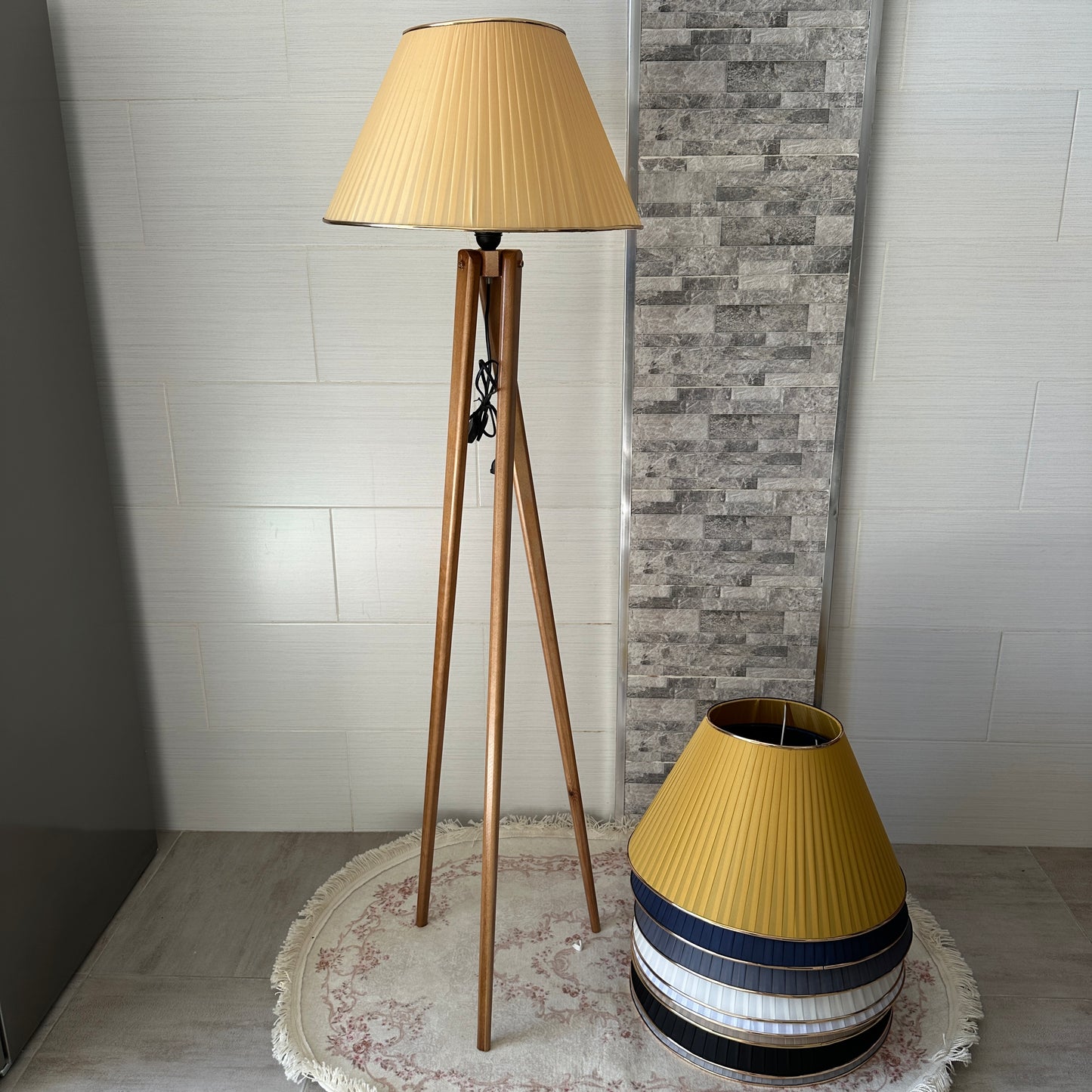 Lampadaire en bois rouge