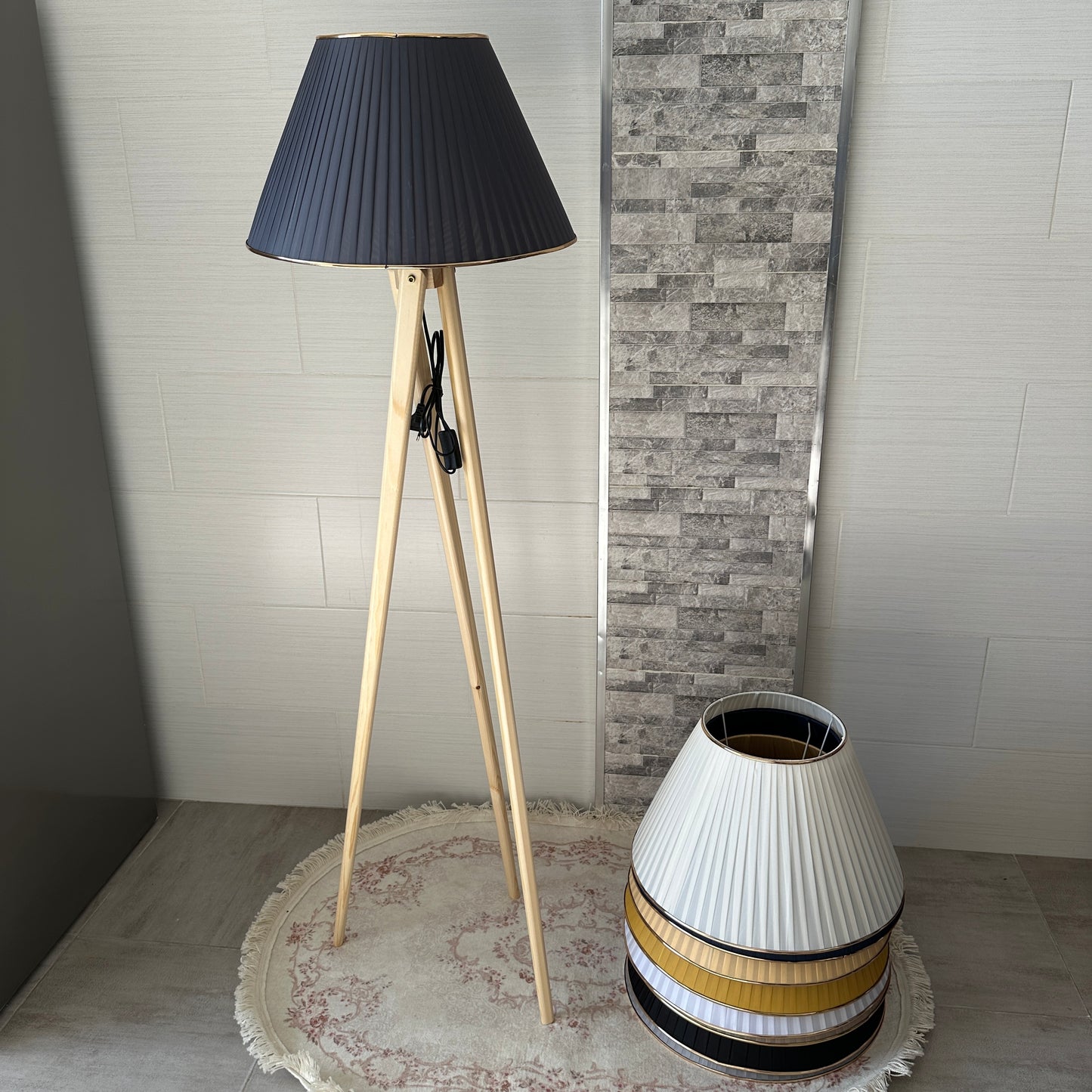 Lampadaire en bois rouge