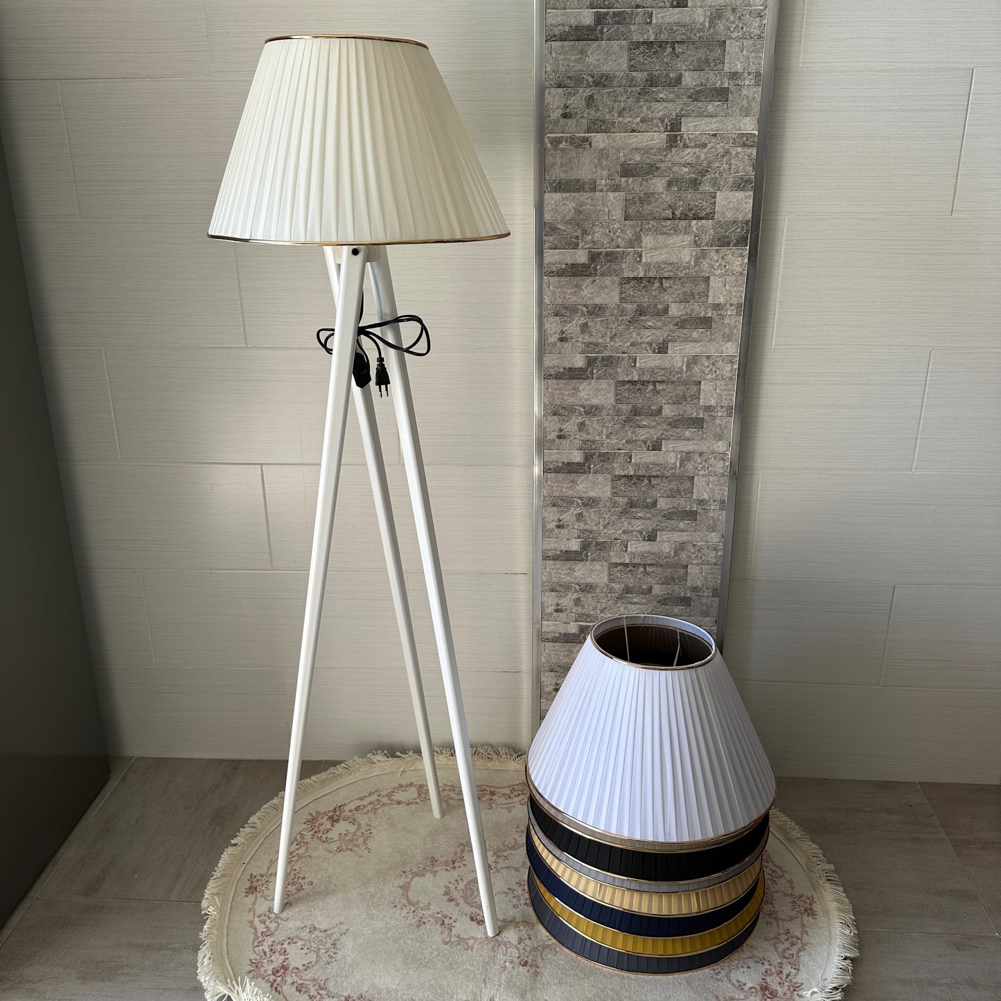 Lampadaire en bois rouge