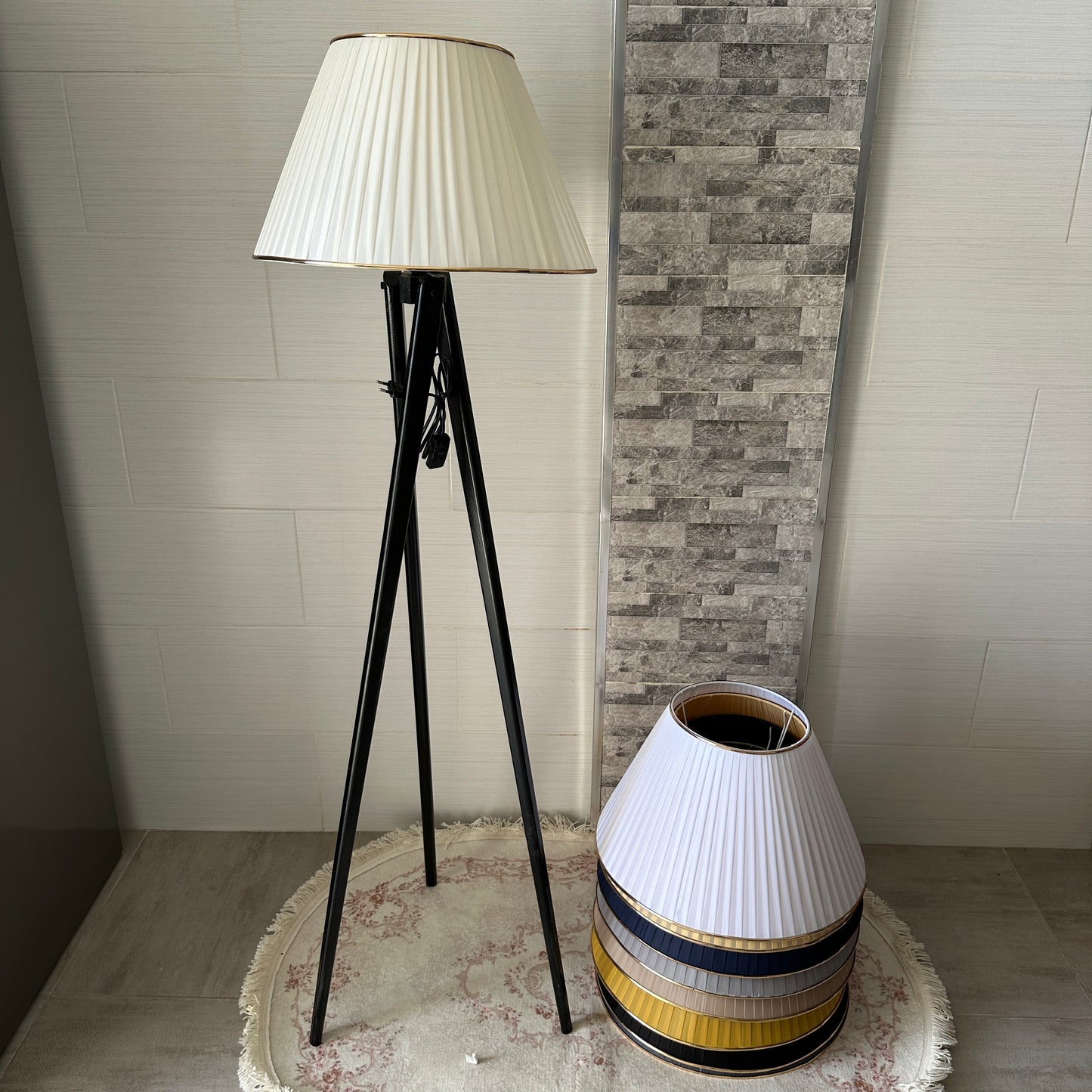 Lampadaire en bois rouge