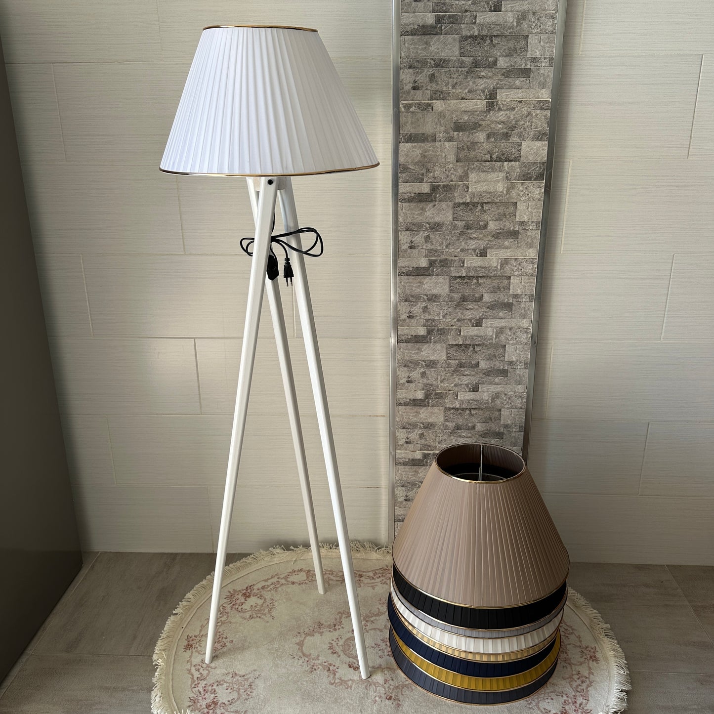 Lampadaire en bois rouge