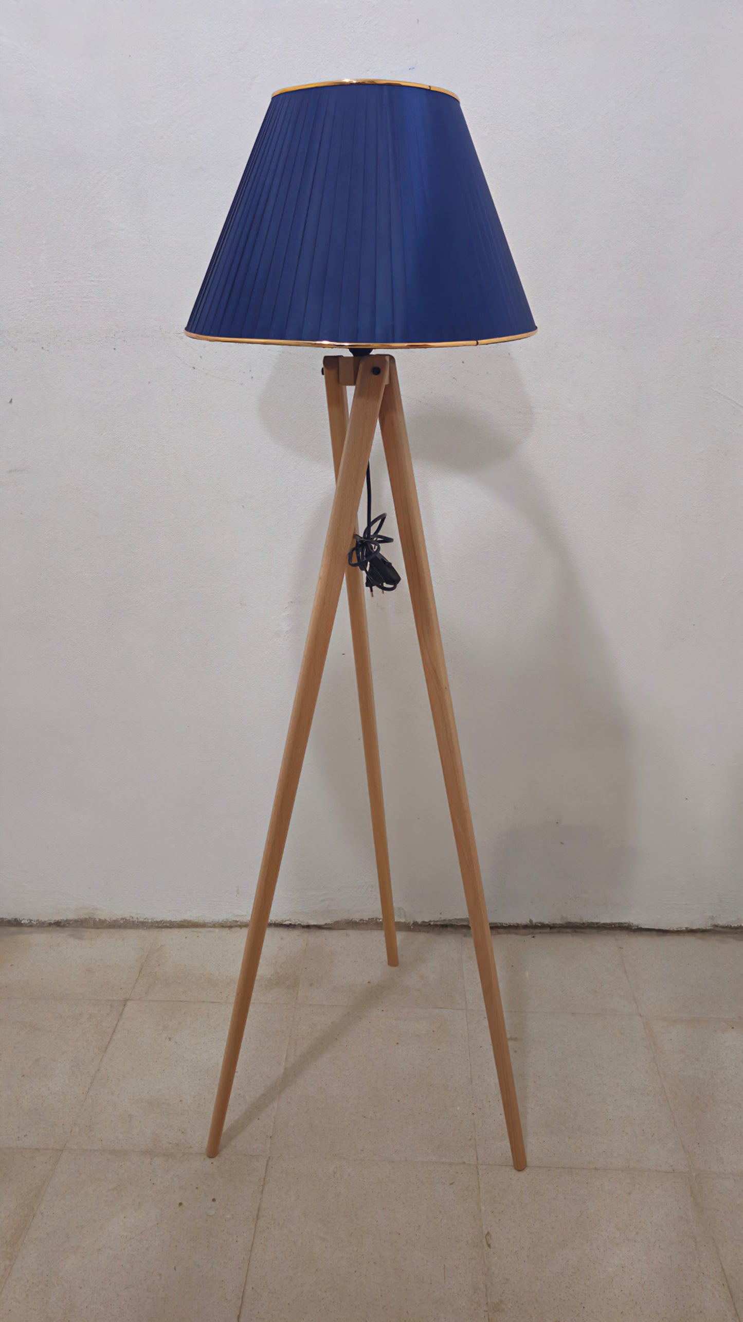 مصباح أرضي من خشب الزان (مخروطي)