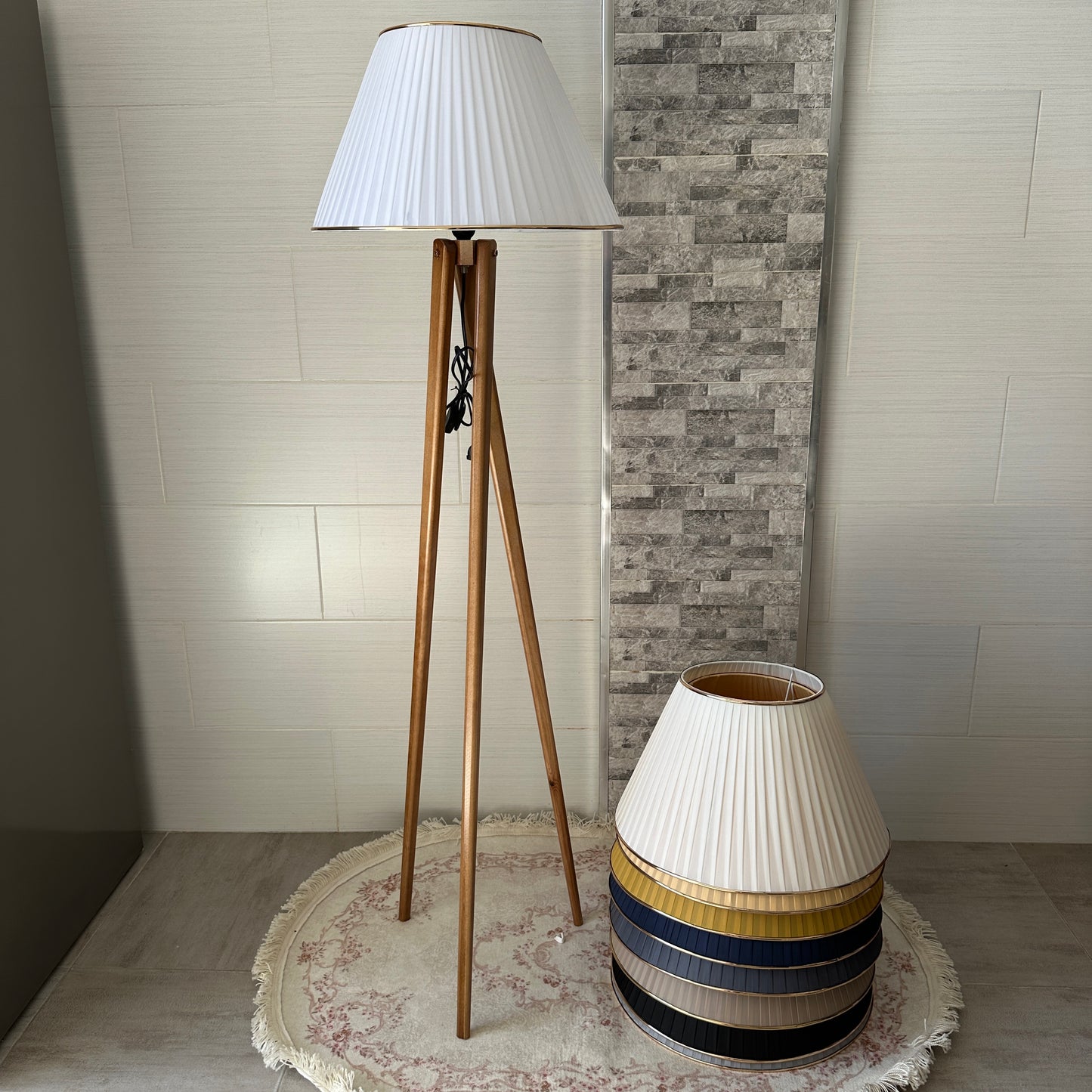 Lampadaire en bois rouge