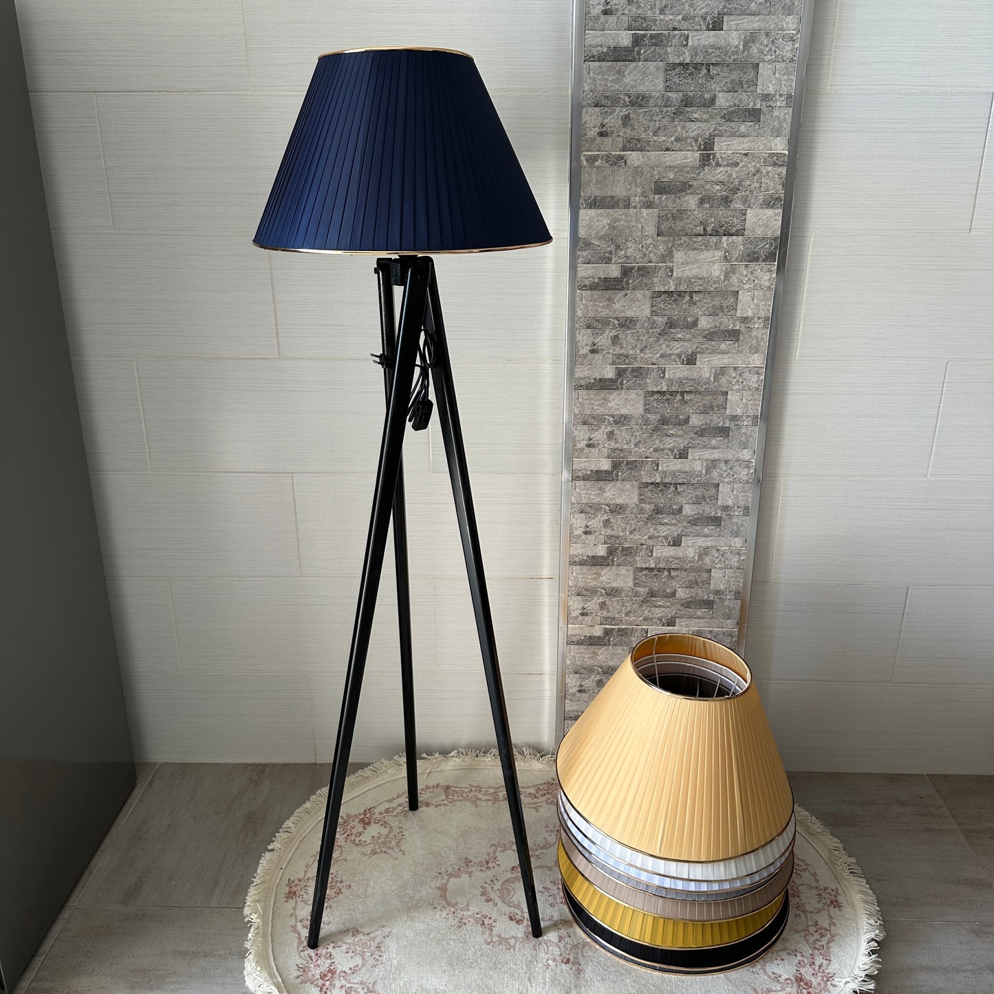 Lampadaire en bois rouge