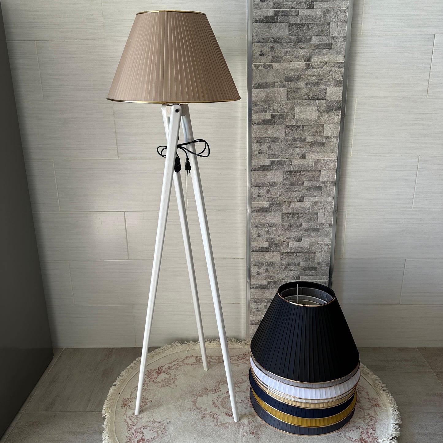 Lampadaire en bois rouge