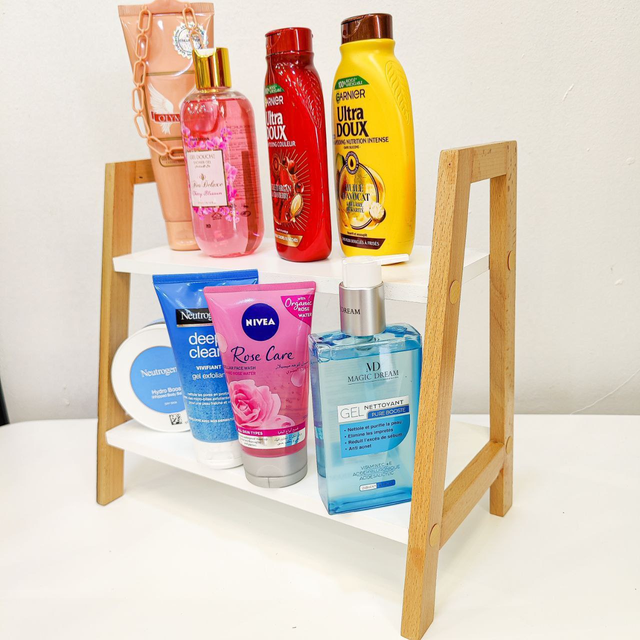 رف من خشب الزان مكون من طبقتين