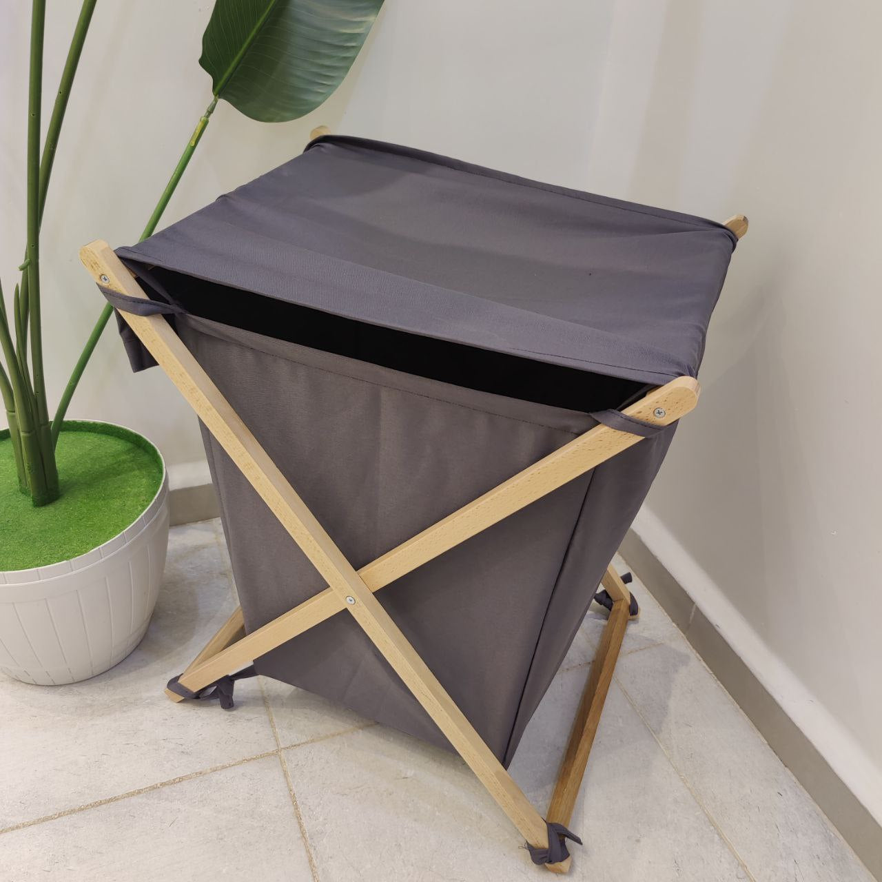 سلة غسيل بغطاء