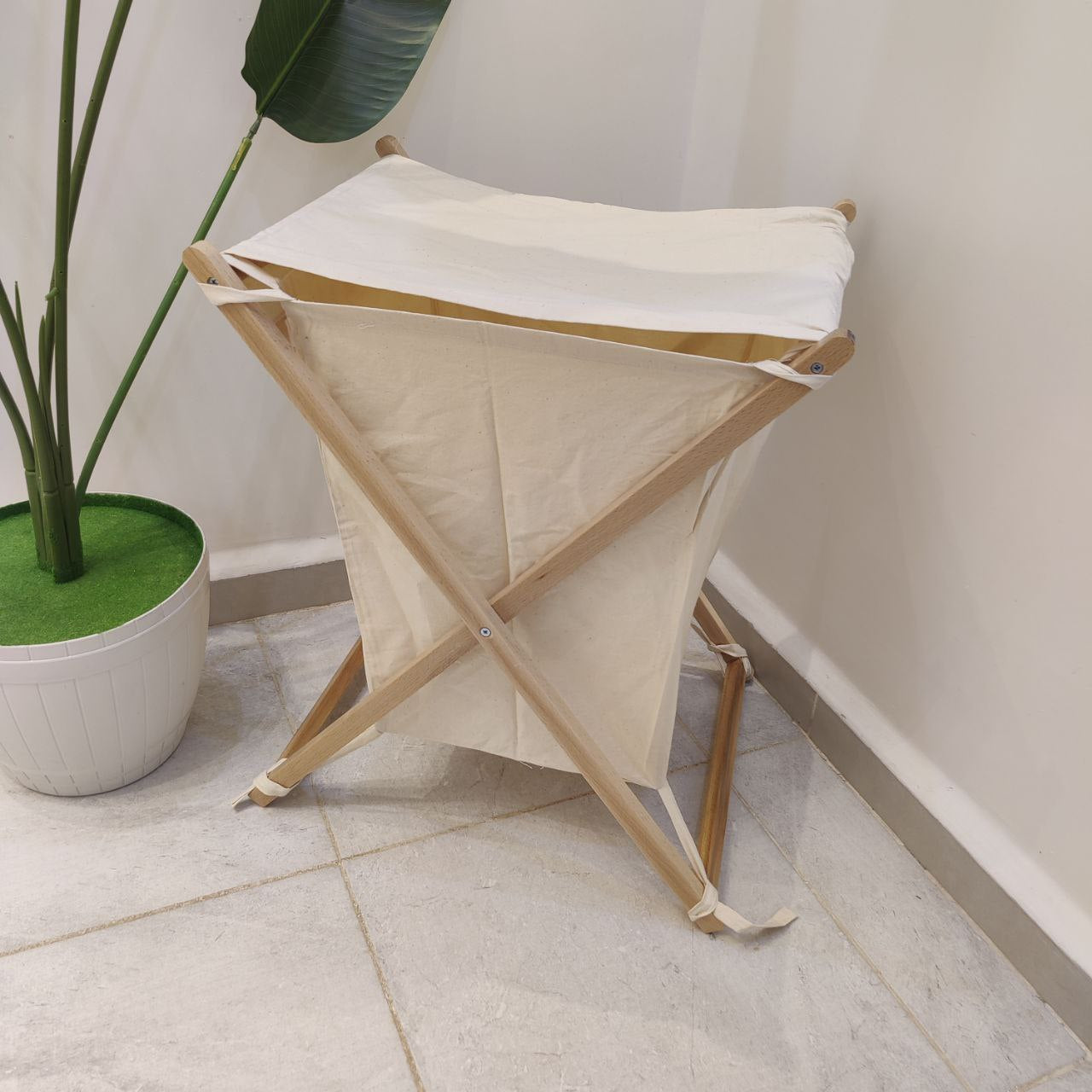 سلة غسيل بغطاء