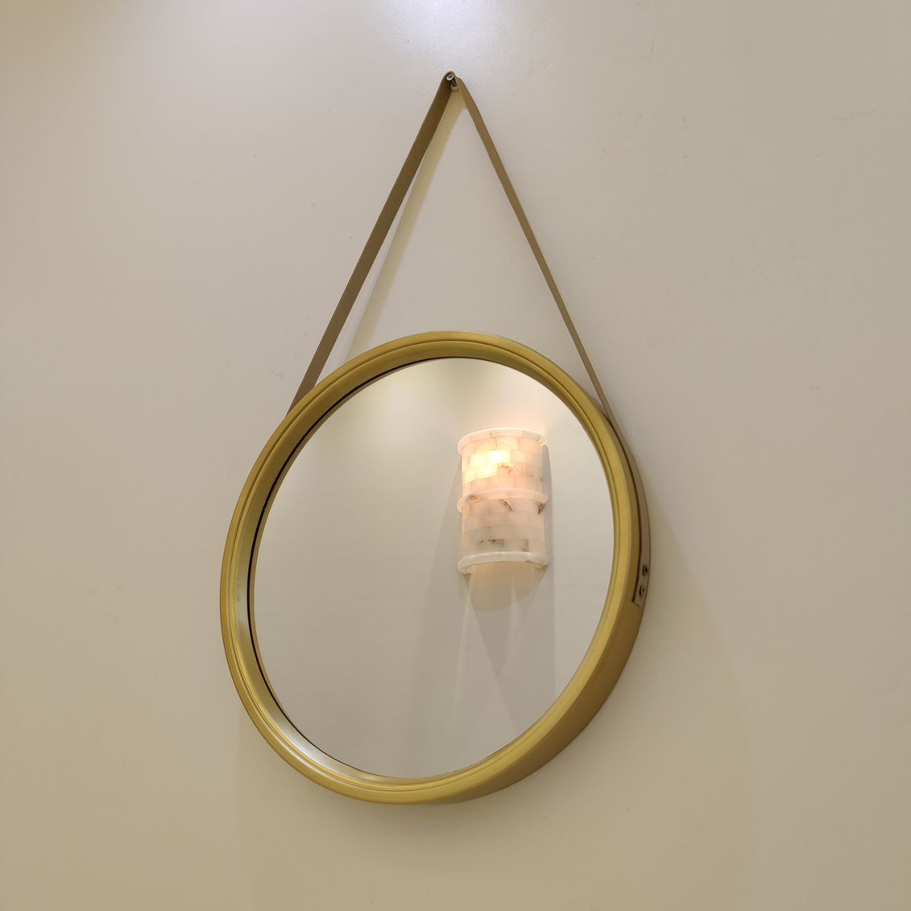 مرآة مستديرة