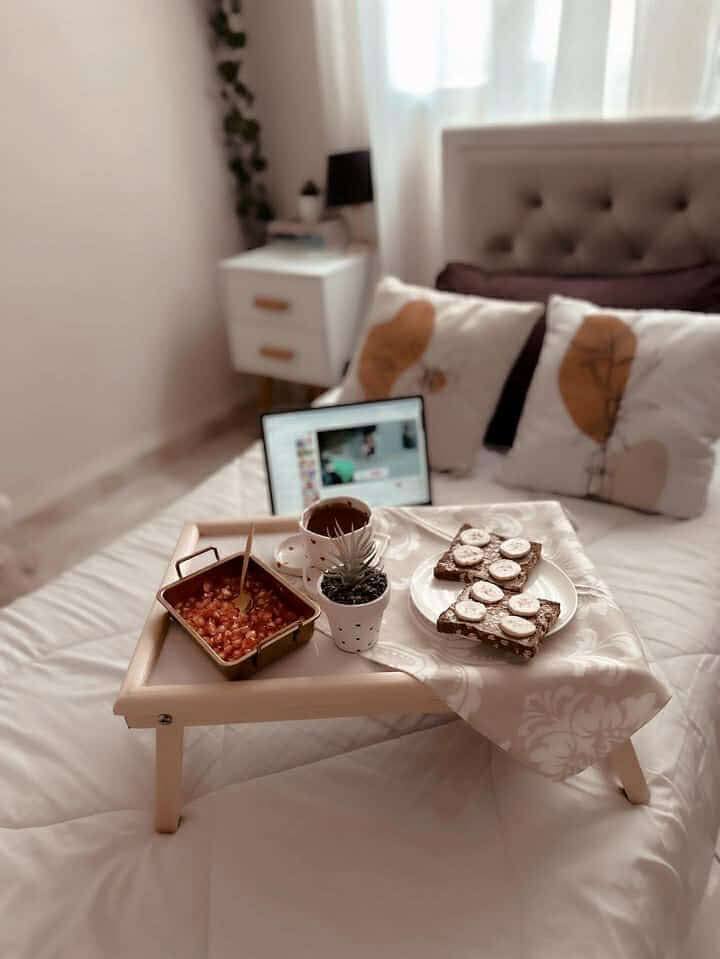 طاولة فوق السرير