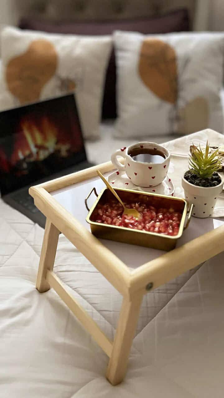 طاولة فوق السرير