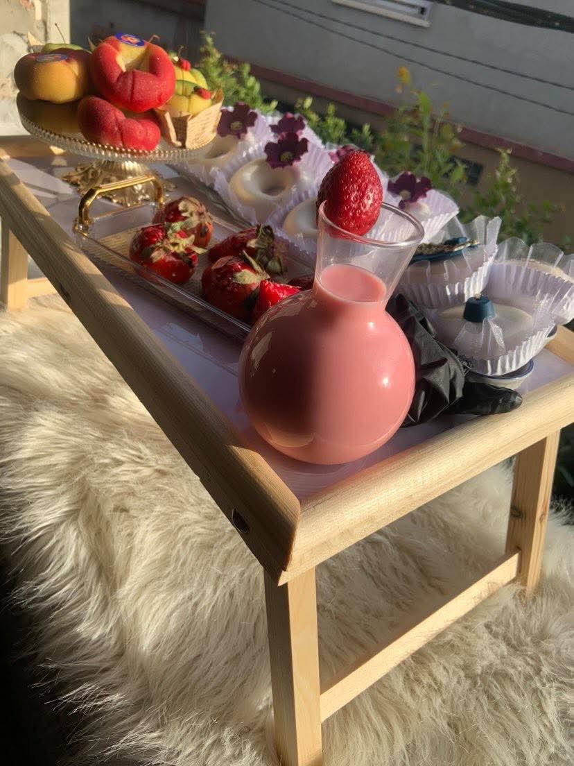 طاولة فوق السرير