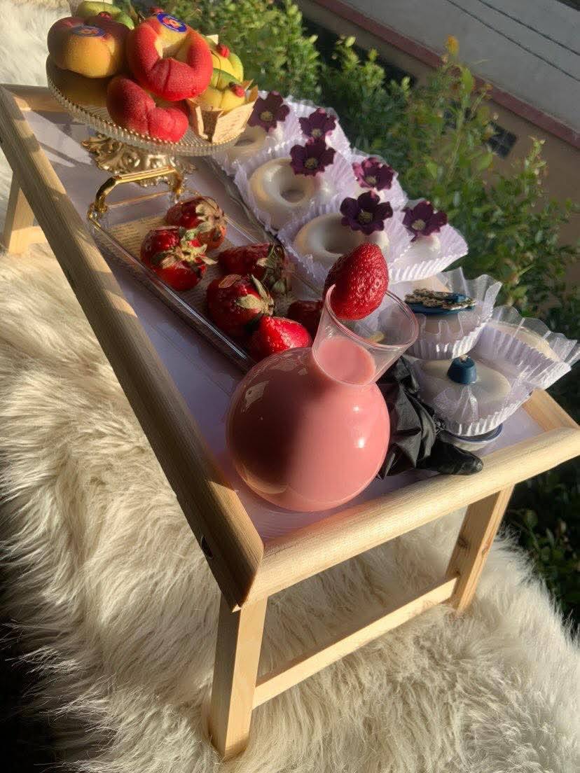 طاولة فوق السرير