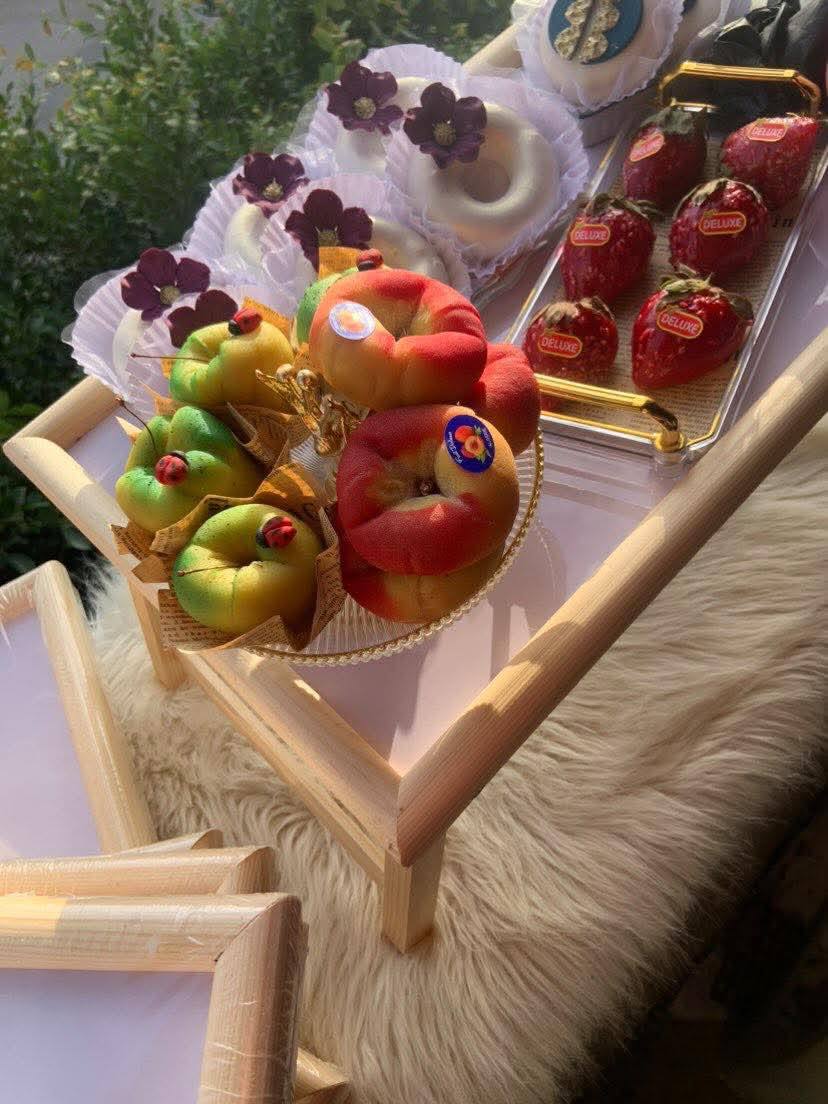 طاولة فوق السرير