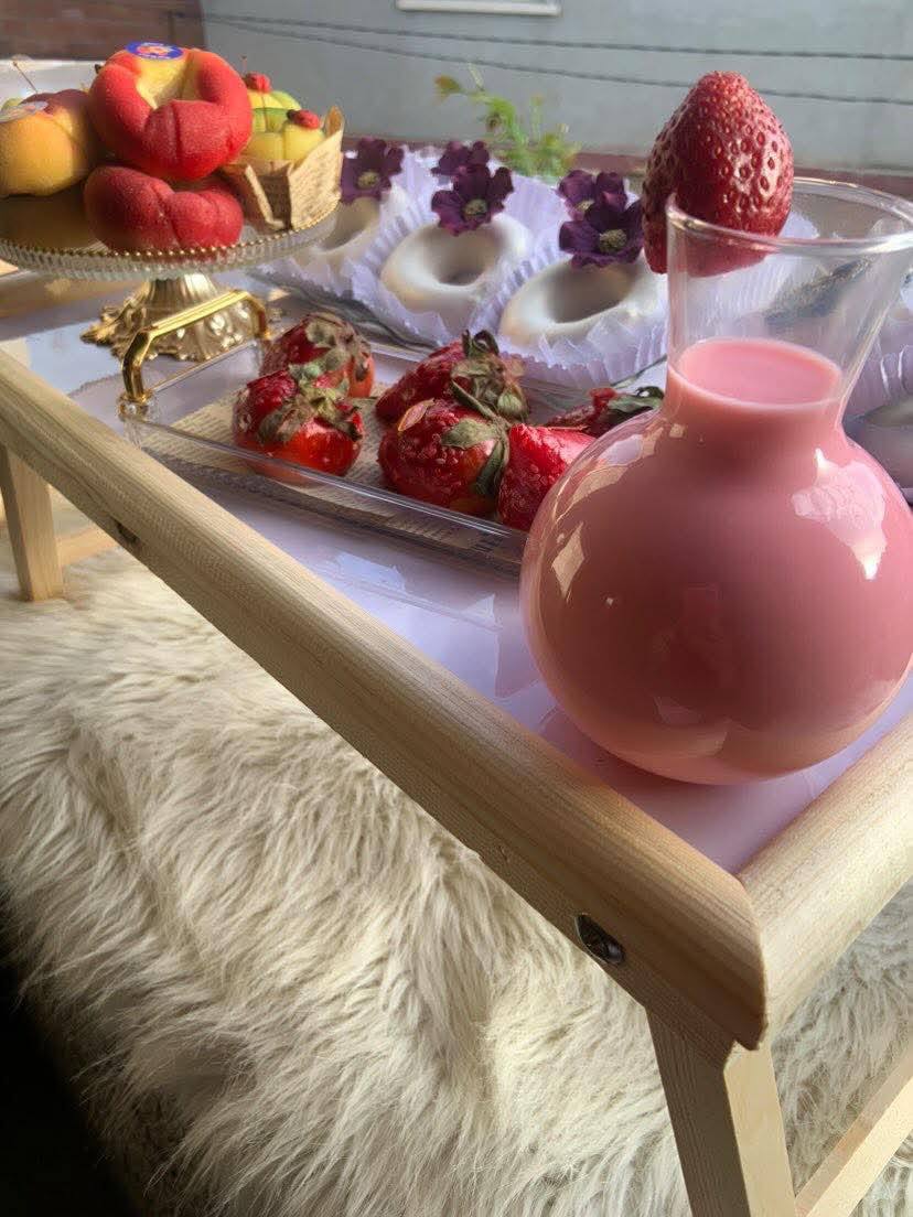 طاولة فوق السرير