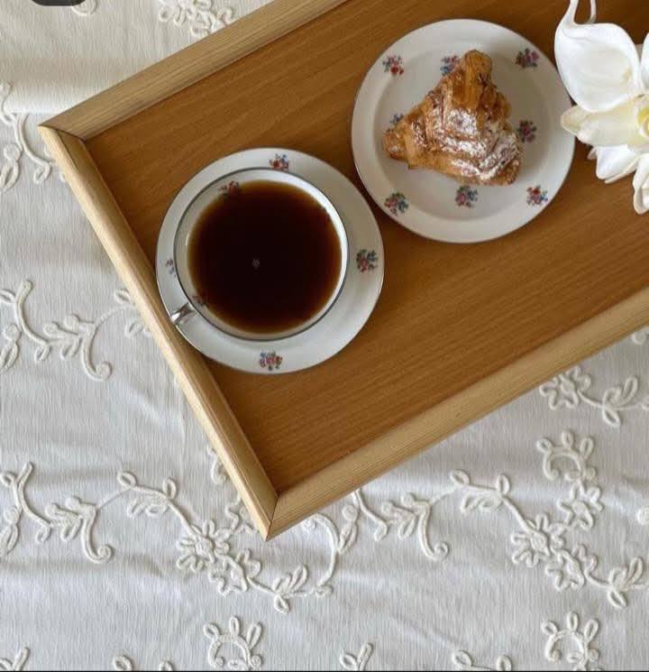 طاولة فوق السرير