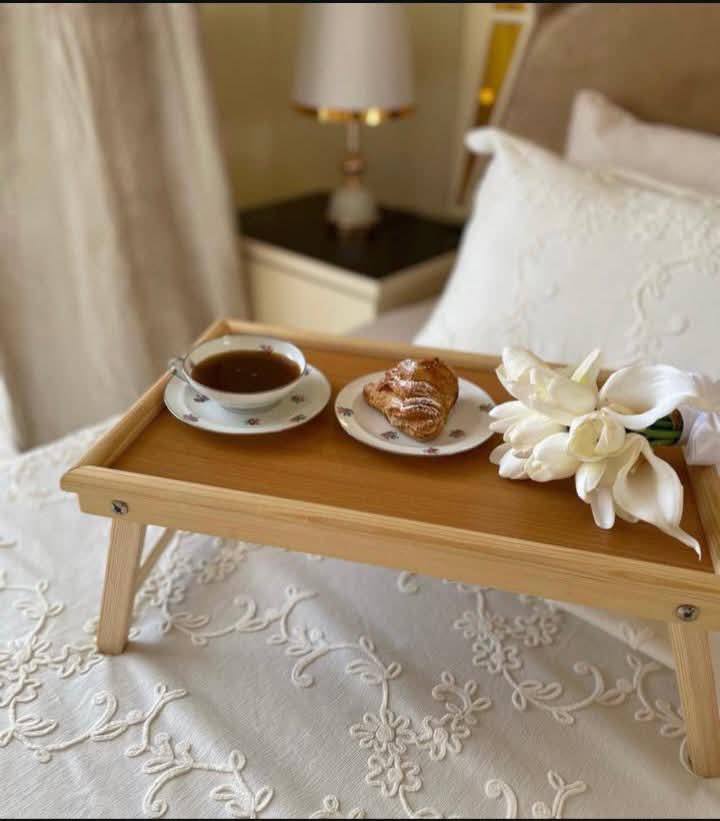 طاولة فوق السرير