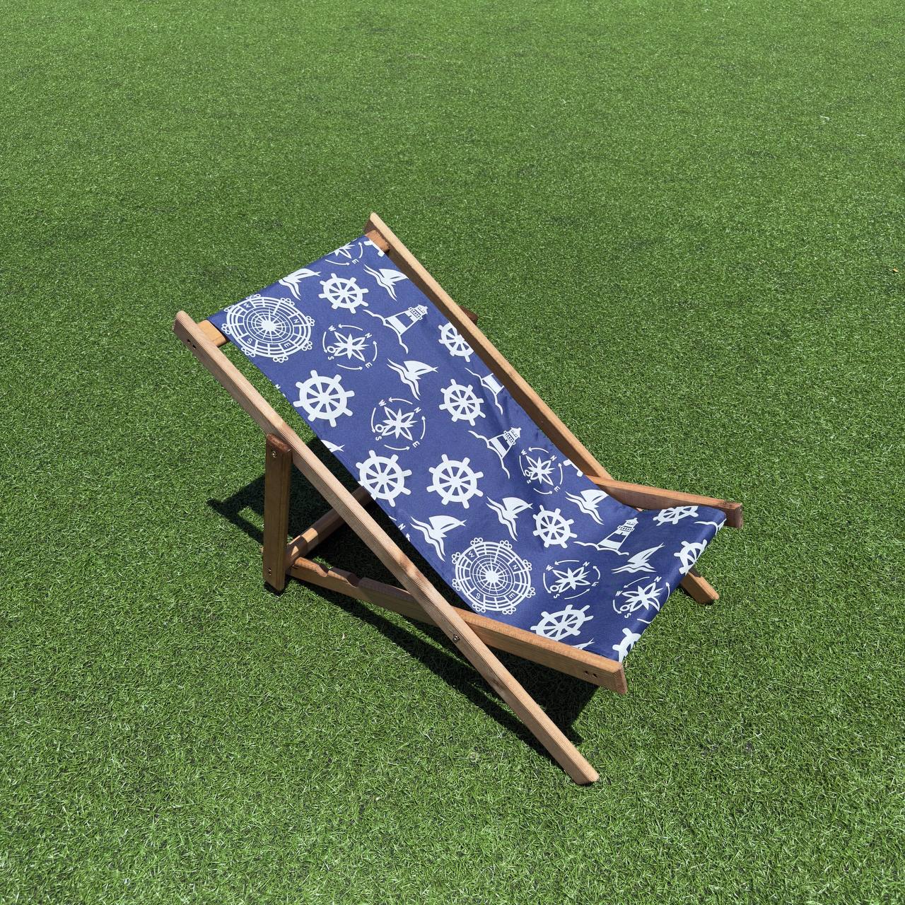 Chaise longue en bois rouge
