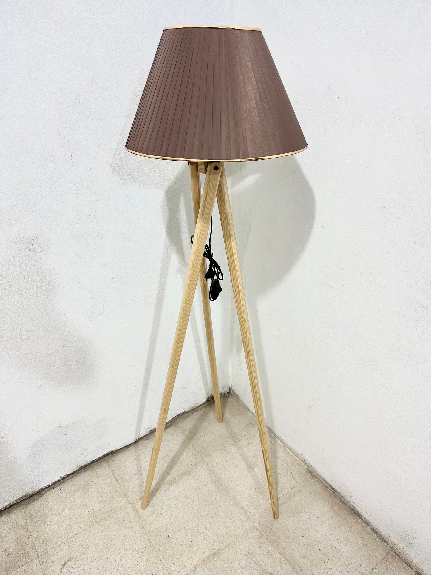 Lampadaire en bois rouge 🚨 Promo 3700 da 🚨