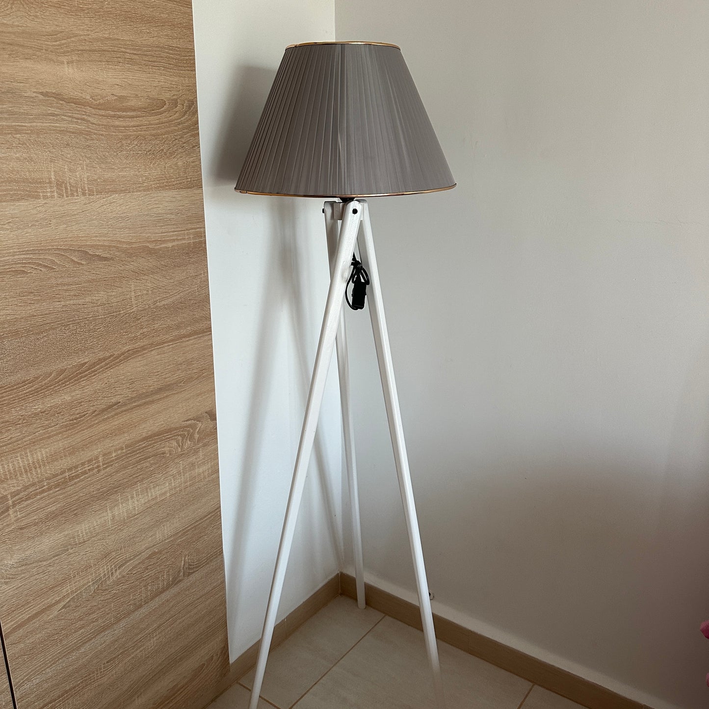 Lampadaire en bois rouge 🚨 Promo 3700 da 🚨